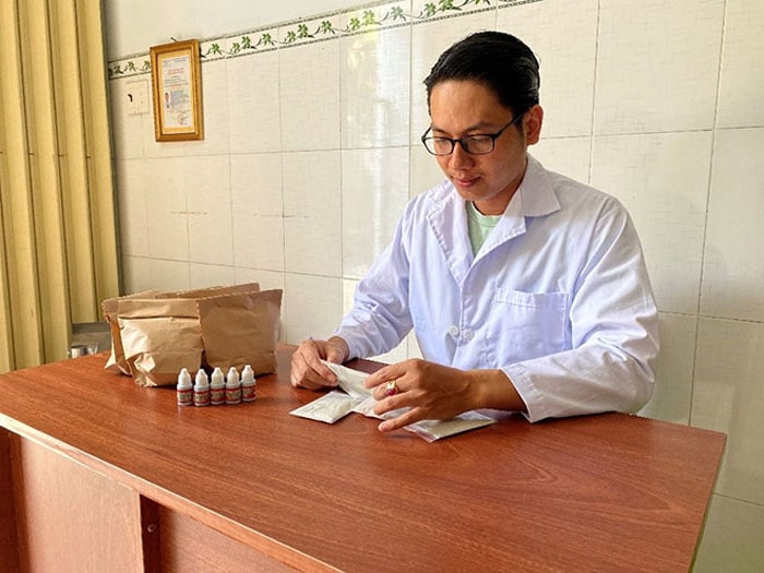  Lương y Nguyễn Đức Thành Ngồi gói thuốc cho bệnh nhân